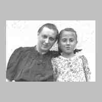 002-0041 Grete Gengel, geb. Busse mit Tochter Gisela im jahre 1942.jpg